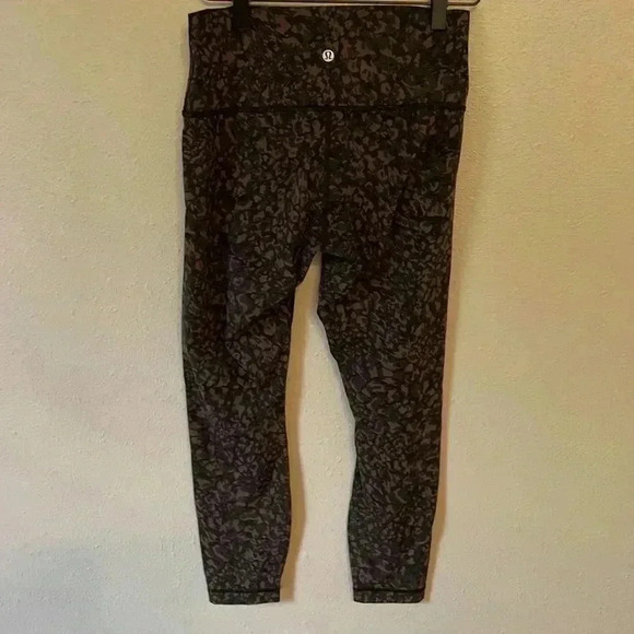 LULULEMON Women’s (at ankle) Leggings - Picture 7 of 8